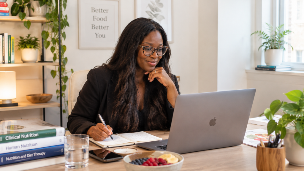 Nutritionist in a online consultation